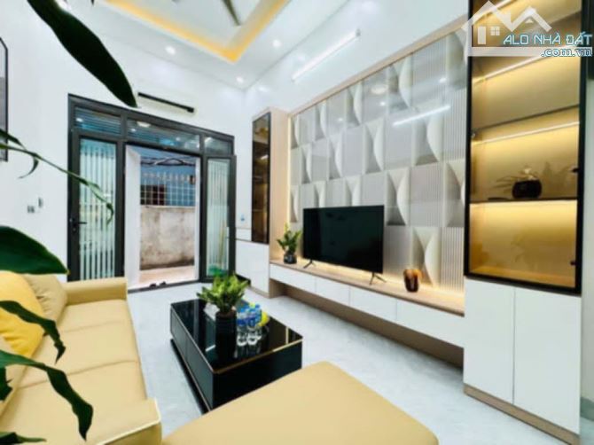 BÁN GẤP NHÀ PHAN KẾ BÍNH PHỐ VIP BA ĐÌNH MỚI KOONG THANG MÁY FULL NỘI THẤT 40M X 7 TẦNG MT