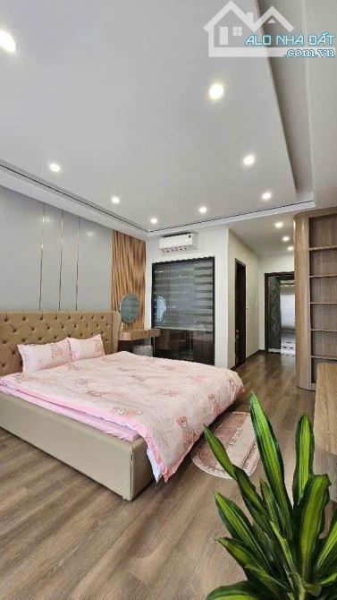 BÁN NHÀHOÀNG QUỐC VIỆT - MỚI ĐẸP LONG LANH - THANG MÁY - GẦN PHỐ - 35M2, GIÁ HƠN 7 TỶ - 1