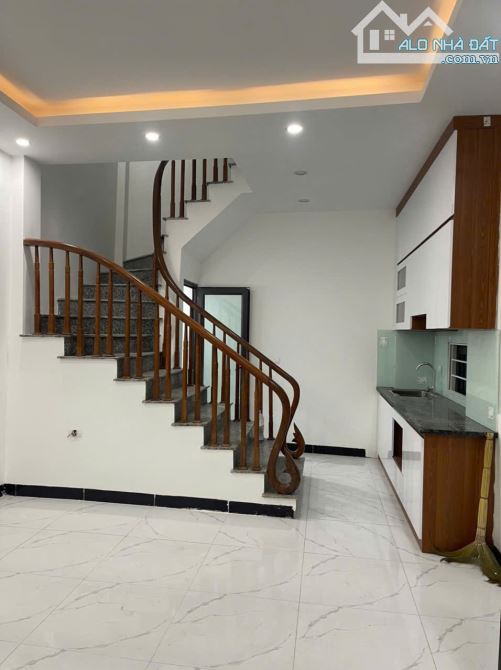 CHỦ NHÀ NHỜ BÁN  NHÀ 5T DT 30M2  CHỈ HƠN 4 TỶ  GAANFF TRƯỜNG CẤP 1  VÀ 2 GẦN CHỢ TÓ - 1