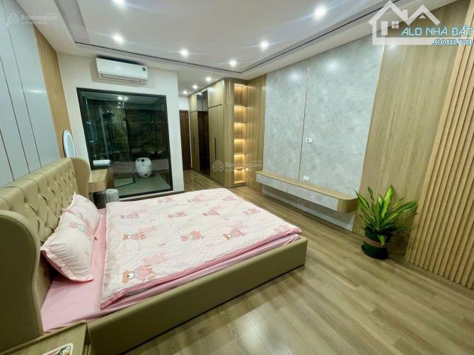 Bán nhà Nguyễn Đình Hoàn - 5 tầng thang máy - Thoáng sáng - Ô tô gần - 40m2 - 7,8 tỷ - 2