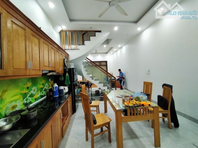 Bán nhà Việt Hưng, 60m2, dân xây, 2 mặt ngõ, nội thất đầy đủ, gần phố, nhiều tiện ích - 2