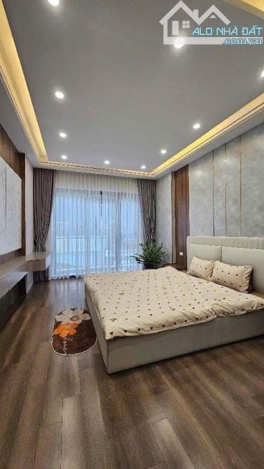 BÁN NHÀHOÀNG QUỐC VIỆT - MỚI ĐẸP LONG LANH - THANG MÁY - GẦN PHỐ - 35M2, GIÁ HƠN 7 TỶ - 3