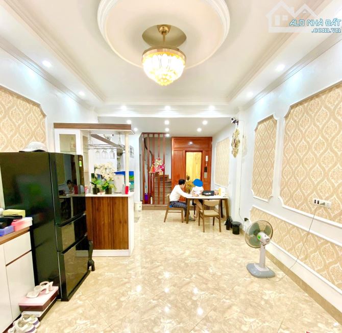 Bán nhà Khúc Thừa Dụ 50m2, ô tô tránh, lô góc thang máy, kinh doanh sầm uất, 12.99 tỷ