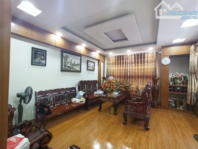 Bán nhà Dịch Vọng Hậu, lô góc 3 mặt thoáng, ô tô tránh, vài bước ra phố, 61m², chỉ 16.6 tỷ