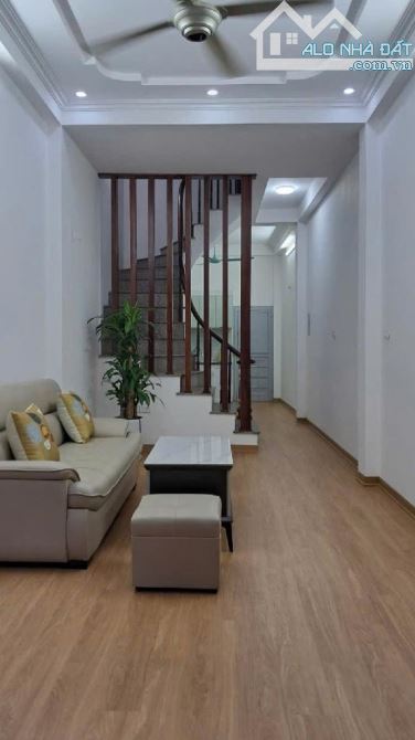 -  Bán nhà đường Thuỵ Khuê, dân xây, 35m2, 6 tỷ.