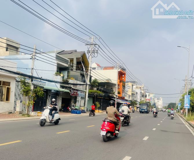 Tòa nhà 5 tầng mặt tiền kinh doanh Lê Văn Chí, Thủ Đức. Mặt tiền sầm uất. 8 x 16 = 129m2