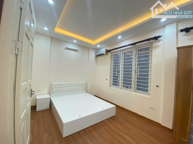 -  Bán nhà đường Cầu Giấy, dân xây, 30m2, 7 tỷ.