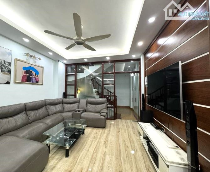 Bán nhà 68 Cầu Giấy: 58m², view hồ điều hòa, ô tô Mercedes GLC đỗ cửa, 15.6 tỷ - 1