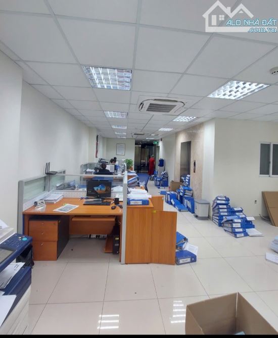Cho thuê văn phòng: 30m giá 6tr; 80m giá 16tr; 150m giá 30tr. Phố Huế - 12