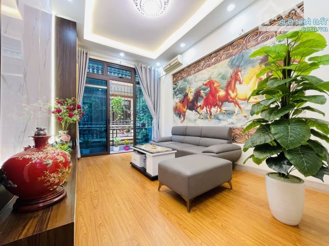Bán nhà Tạ Quang Bửu 35m Gần Bách - Kinh - Xây. 5 tầng . sổ đỏ . Giá 5 tỷ 8 - 5