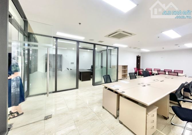 Cho thuê văn phòng: 30m giá 6tr; 80m giá 16tr; 150m giá 30tr. Phố Huế - 7
