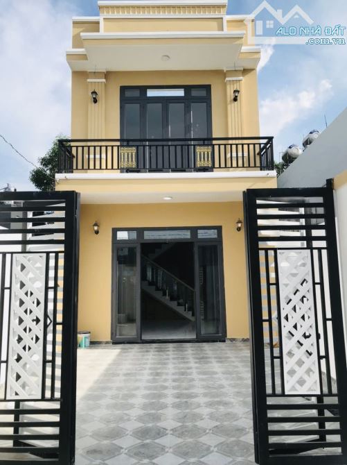 Bán gấp nhà tân cổ điển 1 trệt 1 lầu sân xe hơi KDC Tân Triều sổ riêng thổ cư 100%