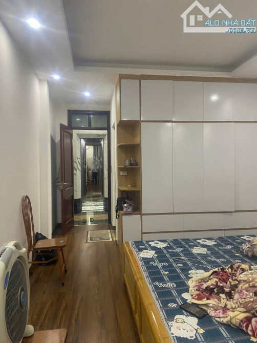 CHÍNH CHỦ NHỜ BÁN THẠCH BÀN LONG BIÊN,GẦN HỒ,OTO 4 CHỖ ĐỖ CỬA,42M X 5 TẦNG THANG MÁY.