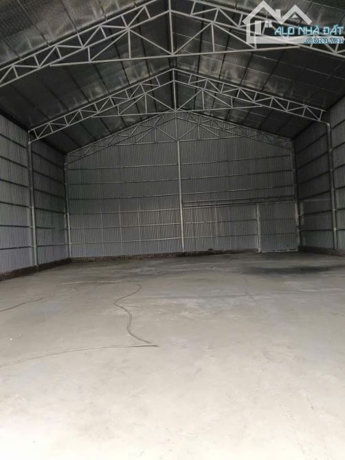 cần cho thuê kho tại phúc diễn bắc từ liêm. DT. 225m2 và 500m2, kho cao 7m xe công vào cửa