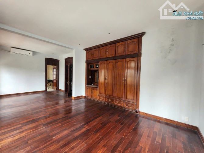 🏡[Biệt thự sân vườn 1200m2]🏡 Như lâu đài gạch đỏ thời kỳ Trung Cổ❌️Diện tích khuôn viên - 2