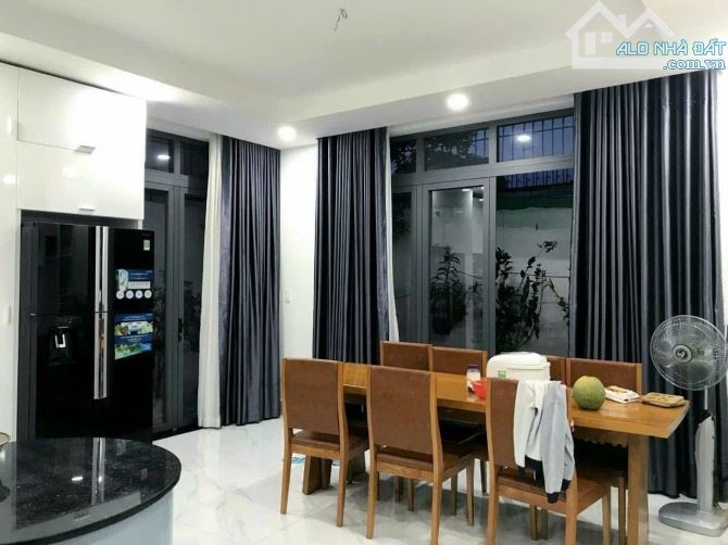 Bán Nhà Mặt Phố Nguyên Hồng, Đống Đa DT 239m2 x MT:9,5m. Giá Siêu Rẻ - 3