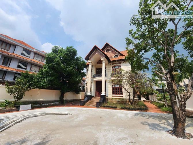 🏡[Biệt thự sân vườn 1200m2]🏡 Như lâu đài gạch đỏ thời kỳ Trung Cổ❌️Diện tích khuôn viên - 5