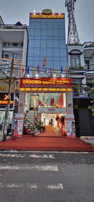 Tòa nhà hầm 6 tầng 127 Hoàng Hoa Thám, Ga T3, Tân Bình. DT: 6,2x30. Sàn 940m2. HDT 150tr.