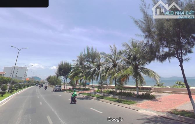 Bán lô đất view biển đường Nguyễn Tất Thành, gần cầu Phú Lộc. DT: 5x24m, giá 10 tỷ