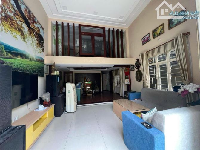 Bán nhà Nguyễn Hữu Cầu diện tích lớn, đường thông thẳng ra Trường Sa