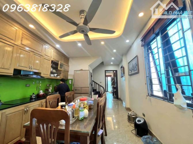 NHÀ ĐẸP BÊN MỸ Ở NGAY - 2 THOÁNG - NGÕ NÔNG GẦN Ô TÔ - SỔ HOA HẬU - TIỆN ÍCH ĐỈNH - 40m2