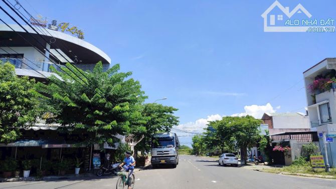 Lô góc 2 mặt tiền ngã 4 đường Bùi Hiền và Thân Công Tài, DT 126m2, đối diện công viên - 1