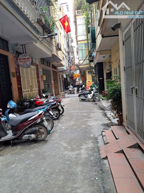 Cho thuê nhà ngõ 261 phố Trần Quốc Hoàn, Diện tích 40m2 x 4 tầng, ô tô đậu cửa - 1