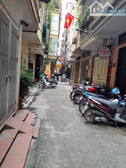 Cho thuê nhà ngõ 261 phố Trần Quốc Hoàn, Diện tích 40m2 x 4 tầng mặt tiền 4m, ô tô đậu cửa - 1