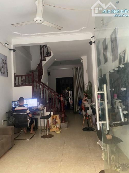 Cho thuê nhà ngõ 261 phố Trần Quốc Hoàn, Diện tích 40m2 x 4 tầng, ô tô đậu cửa - 2