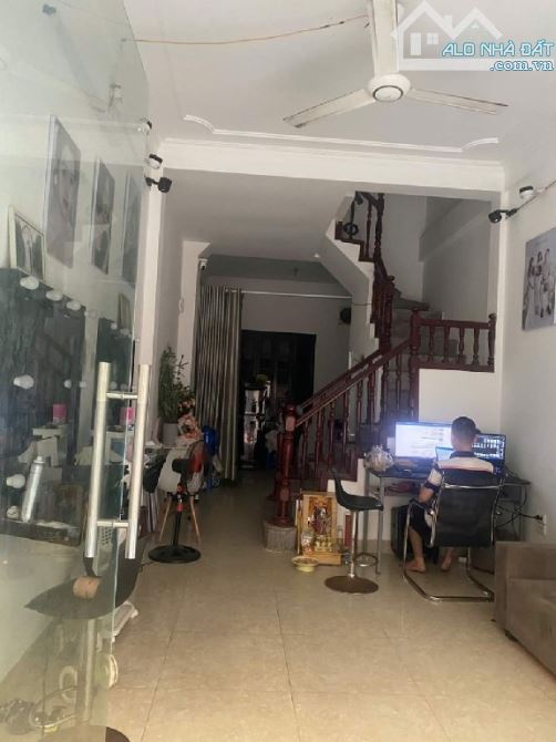 Cho thuê nhà ngõ 261 phố Trần Quốc Hoàn, Diện tích 40m2 x 4 tầng mặt tiền 4m, ô tô đậu cửa - 2