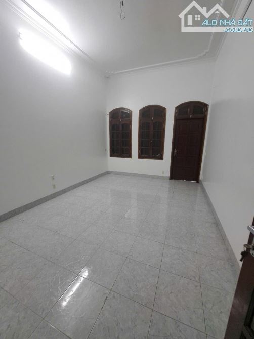 Cho thuê nhà ngõ 1 phố Trần Quốc Hoàn, Dt 50m2 x 4 tầng, ngõ rộng để ô tô - 3