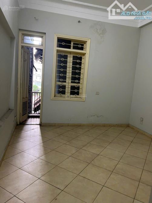Cho thuê nhà ngõ 261 phố Trần Quốc Hoàn, Diện tích 40m2 x 4 tầng, ô tô đậu cửa - 3