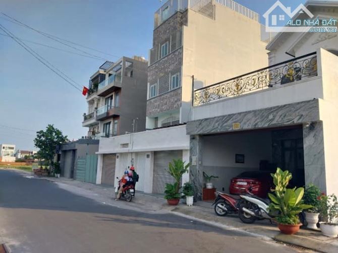 NHÀ MẶT TIỀN Ô TÔ NGỦ TRONG NHÀ, ĐƯỜNG LỚN CHUẨN ĐÔ THỊ (7,8 TỶ) TX2 - 3