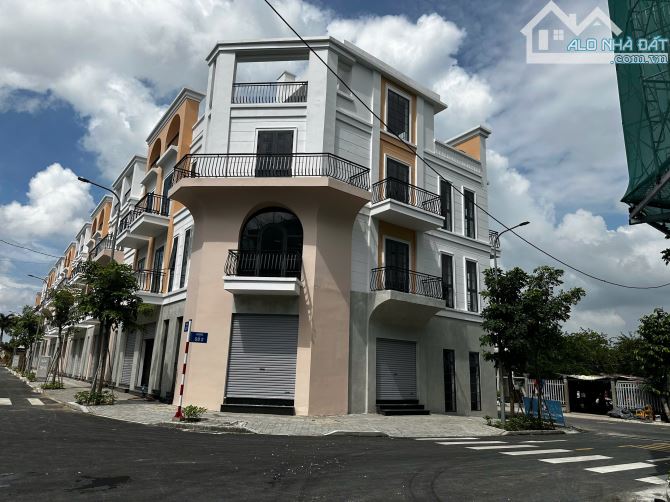 NHÀ Shophouse MT NGUYỄN TRUNG TRỰC Thị Trấn Tân Trụ Giá chỉ từ 2ty6 sổ hồng riêng - 4