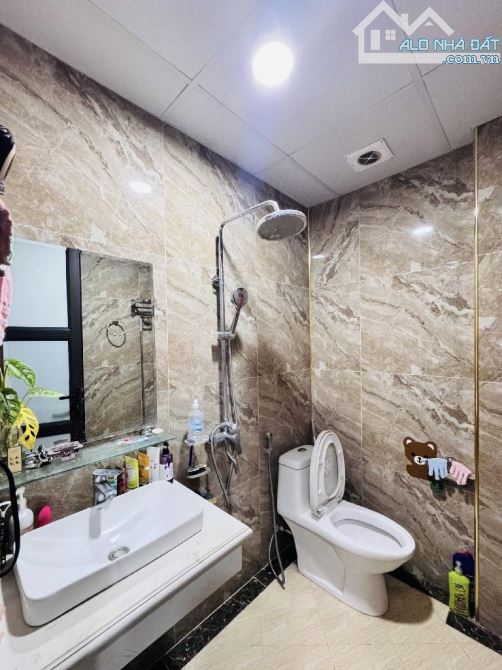 Bán nhà phân lô gần phố Hoàng Quốc Việt, ô tô 16 chỗ qua nhà,DT 53m2*5T, 8.7 Tỷ - 4