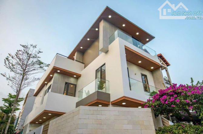 Bán căn Villa Hai Mặt tiền ngay Trung Tâm Hải Châu , 150m2 - 4 phòng ngủ hiện đại