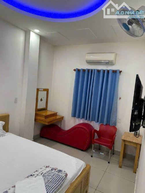 Bán khách sạn+  thang máy có 19P  , thu nhập 65tr/tháng, chủ kẹt bank bán gấp