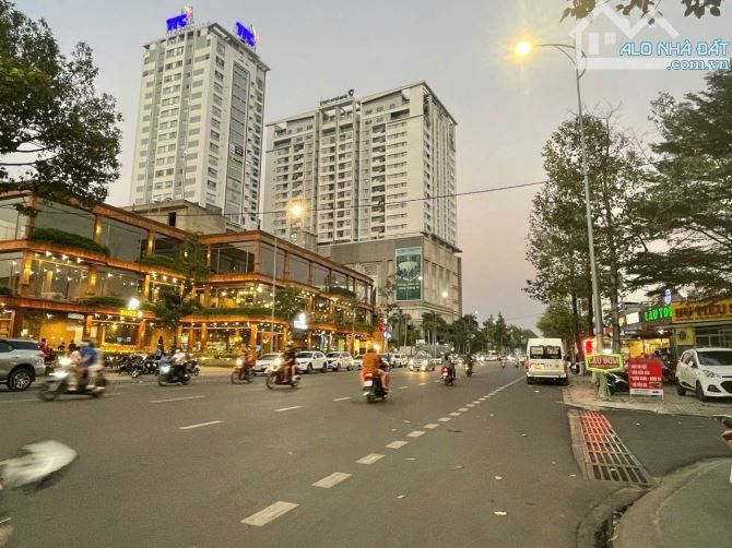 Giá 8,6 tỷ. Bán khách sạn mini 4 tầng, 12 phòng khu D2D Thống Nhất.
