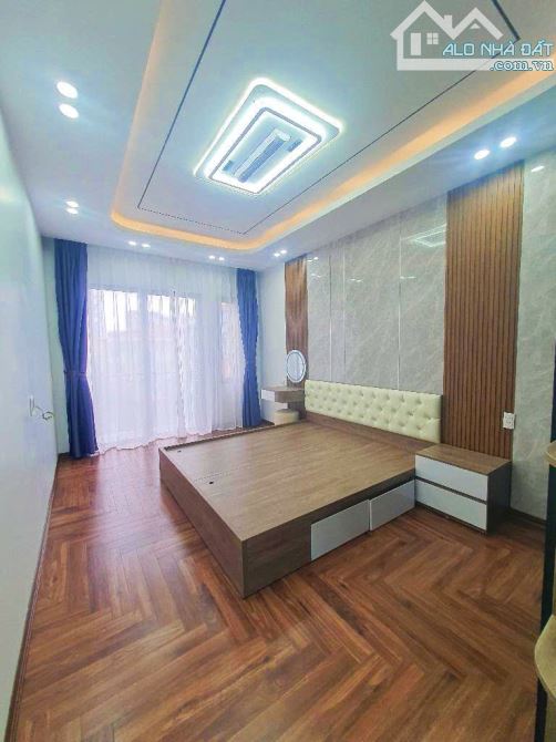 GIẢM SÂU - CÒN HƠN 9 T.Ỷ - NHÀ ĐẸP PHỐ VIP NGUYỄN SƠN - 42 M², 6 TẦNG THANG MÁY - FULL - 2