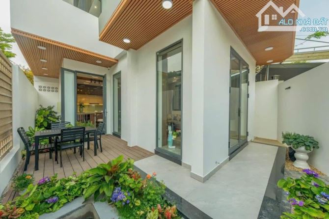 Bán căn Villa Hai Mặt tiền ngay Trung Tâm Hải Châu , 150m2 - 4 phòng ngủ hiện đại - 2