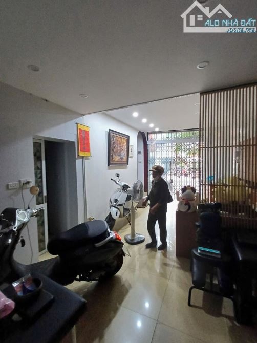 Mặt đường Lương Khánh Thiện. Dt: 51m x 4 tầng. Giá 13.9 tỷ - 2