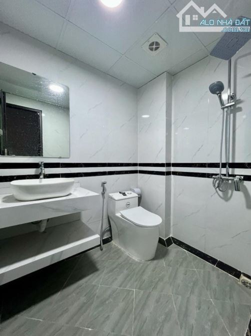 Bán nhà Đại La, 30m2 x 5, nhà mới tinh, vài bước ra phố, giá 5,8 tỉ - 7