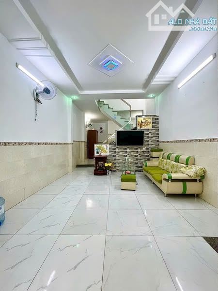 Đường Hoà Hưng, Quận 10. Đang cho thuê 16.5tr/ tháng giá tốt chỉ 2Tỷ 490 với 52m2. Sổ sẵn