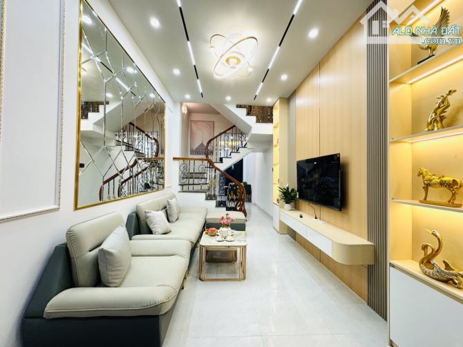 Hiếm - Bán nhà đẹp gần đài VTV, full nội thất phố Nguyên Hồng, Ba Đình