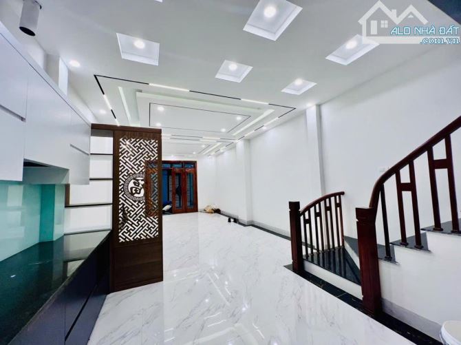 Bán Nhà Hồng Tiến DT 52m2 MT 4,6m 5 Tầng, Kinh Doanh. 8,7 tỷ