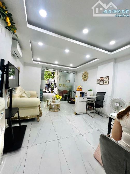 BÁN NHÀ ĐẸP NỘI THẤT CAO CẤP 82M2. 6 TẦNG THANG MÁY. KINH DOANH SPA. LÝ CHÍNH THẮNG Q3. - 1