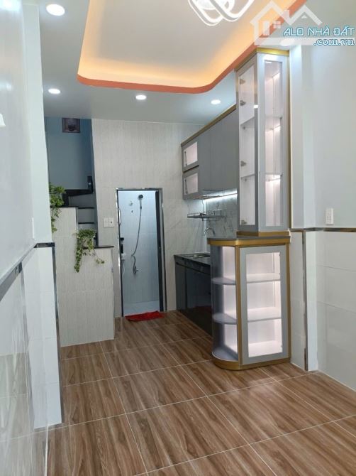 Bán nhà mới 3 tầng ngay Lò Gốm ngay trung tâm Q.6 . DTSD : 45m2. Vào ở ngay. Chỉ 2.55 tỷ - 2