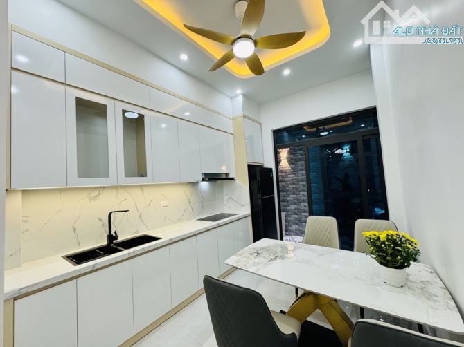 Hiếm - Bán nhà đẹp gần đài VTV, full nội thất phố Nguyên Hồng, Ba Đình - 2