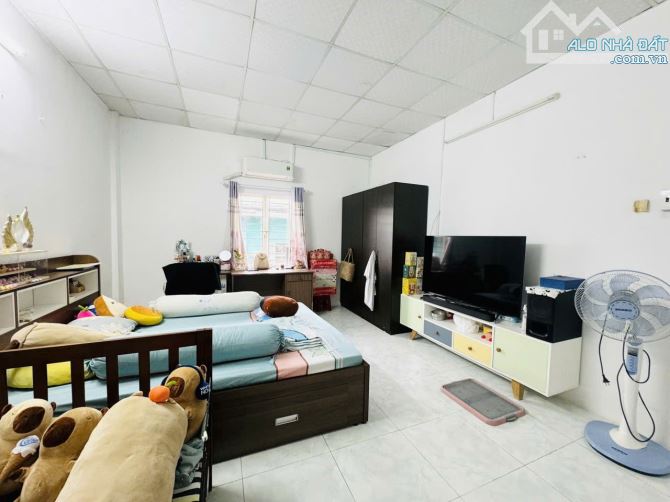 NGAY BỆNH VIỆN QUẬN 11 - NHÀ 2 MẶT TIỀN - OTO VÀO TẬN BẾP - 80M2 NGANG HIẾM 8M - SỔ VUÔNG - 5