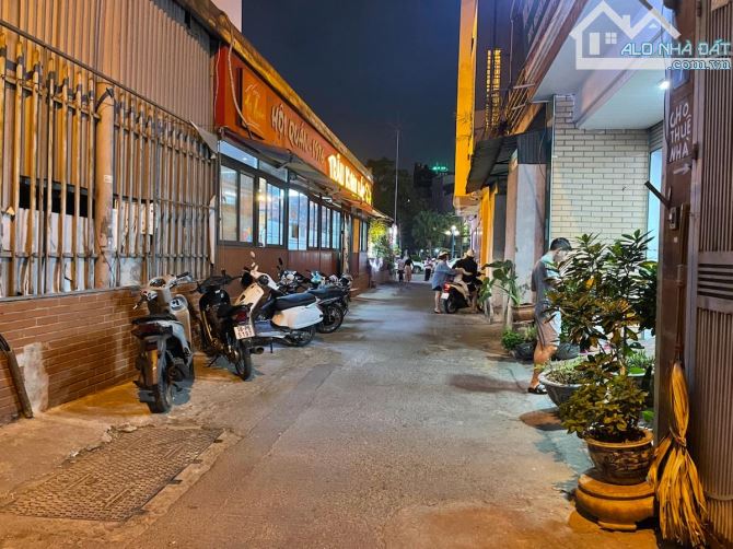 BÁN ĐẤT TẶNG NHÀ 16 TỶ DT 70M2 MT 4.5M GẦN MP HOÀNG QUỐC VIỆT CẦU GIẤY Ô TÔ VÀO NHÀ.